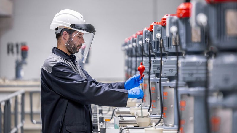 In Kuppenheim hat Mercedes-Benz die europaweit erste Batterierecycling-Anlage mit mechanischen und metallurgischen Prozessen eröffnet. Man verspricht sich eine Rückgewinnungsquote von 96 Prozent. (Bild: Mercedes-Benz)