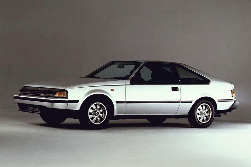 Im Februar 1982 stellte Toyota die dritte Generation vor. Bei ihr klappten anfangs nur die Scheinwerfer nach hinten, sodass der Glasteil sichtbar blieb. Im November 1983 wurden mit dem ersten Facelift zahlreiche Details geändert. Nun konnten die Klappscheinwerfer voll versenkt werden. Diese Modellreihe war die letzte des Celica mit Heckantrieb.  (Bild: Toyota)