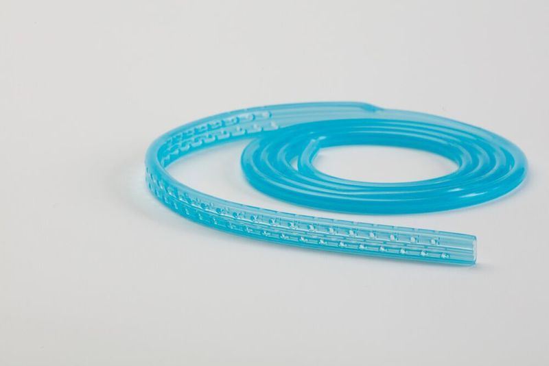 Die Umwandlung eines Schlauchs von einem Einzellumen- in einen Mehrlumenschlauch oder die Teilung eines Mehrlumenschlauchs in zwei oder drei Einzellumenschläuche  gehört zum Machbarkeitsspektrum der Extrusion mit Geotrans-Funktion. (Trelleborg)