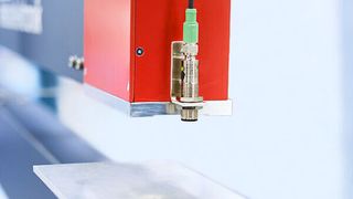 Das laserbasierte Messsystem von Mesacon nutzt Linearachsen von Hiwin, um Dickenmessungen von Flachprodukten durchzuführen. (Bild: Hiwin)