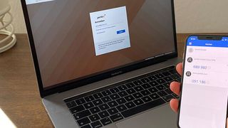 Gerade bei der Remote-Arbeit aus dem Homeoffice heraus ist es wichtig, den Zugang zum Firmennetz abzusichern – bspw. über eine Multifaktor Authentifizierung. (jambit)