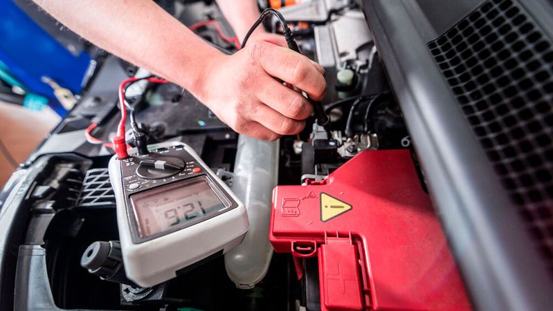 Der ZDK bietet zusammen mit Aviloo ein zertifiziertes Batteriediagnoseverfahren an. Das soll bei Kunden für mehr Vertrauen in gebrauchte E-Autos sorgen.(Bild:  ProMotor)