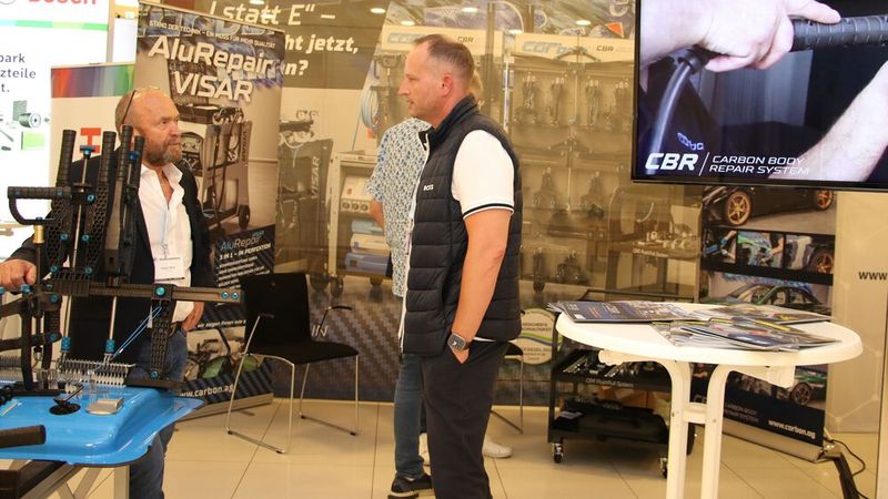 Geschäftsführer Sigi Müller von CARBON im Gespräch mit einem am CBR-System (Carbon Body repair) interessierten Kunden. (Bild: Klasing)