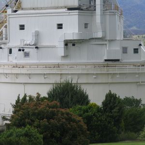 Abb.2: Präzise positioniert: Um die Antentennenposition zu justieren, werden Shimbleche zwischen festem und beweglichen Teil eingefügt.