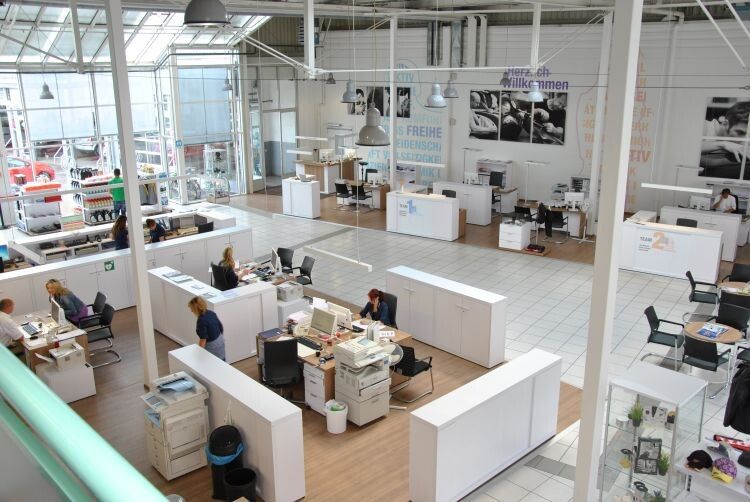 Großzügig, luftig, modern, anders: Auf die neue Serviceannahme trifft alles zu.  (Dominsky)