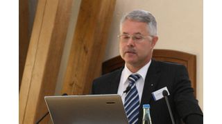 Auf der Fachtagung erläutere Dr. Rainer Schaller von Uhde Inventa-Fischers die MTR-Technik zur Granulierung von PET. (Archiv: Vogel Business Media)