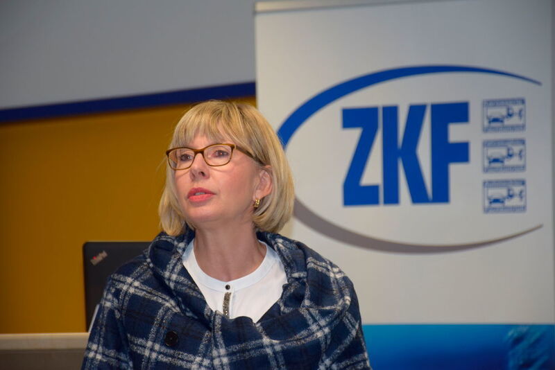 Anette Gundlach vom ZKF führte durch das gesamte Juniorenseminar und stellte den Teilnehmern auch den Branchenbericht als wichtiges Instrument zum Betriebsvergleich vor. (Schweitzer)