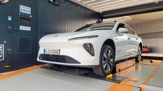 Nio-Fahrer können ihren leergefahrenen Akku an einer Power-Swap-Station tauschen. (Bild: Wehner - Vogel Communications Group)