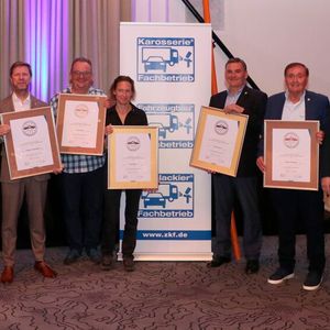 ZKF-Ehrenpräsident Friedrich Nagel (l.) und ZKF-Präsident Peter Börner (r.) ehrten fünf Mitglieder mit der goldenen ZKF-Ehrennadel. Danach erhielt auch Peter Börner die hohe Auszeichnung von Friedrich Nagel überreicht. (Bild:  Klasing)