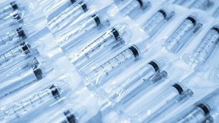 Die Bedeutung von Kunststoffen in der Medizin hat in den letzten Jahrzehnten stetig zugenommen – sie werden bei einer Vielzahl von Anwendungen eingesetzt. (Bild: © Titolino - stock.adobe.com)