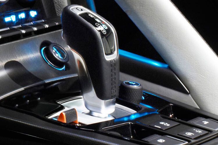 Statt eines Drehschalters wie in den anderen Jaguar-Modellen kommt beim F-Type ein im Stil eines Joysticks geformter Schaltknauf zum Einsatz. (Foto: Jaguar)