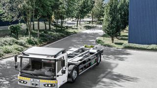 Der „ePrecisionMover“ (ePM) von TII Kamag kommt als vollständig elektrisch angetriebener Wechselbrücken-Hubwagen für Betriebshöfe mittlerweile in der 3. Generation daher. (Bild: TII Kamag)