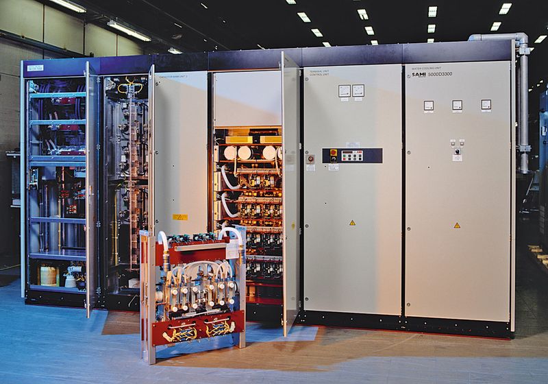 1964: Umrichter mit Pulsweitenmodulation wandeln die Zwischenkreisspannung des Wechselrichters in eine getaktete periodische Form. (Bild: ABB)