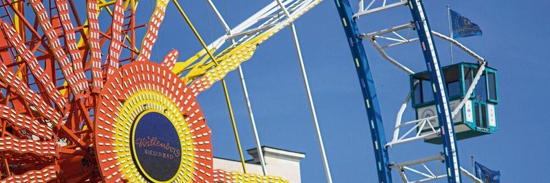 Das Riesenrad ist mit einer brillianten, energiesparenden LED-Beleuchtung ausgestattet. Nachts verwandeln die langlebigen LEDs das Riesenrad in ein funkelndes Lichtermeer. Das Riesenrad ist mit einer brillianten, energiesparenden LED-Beleuchtung ausgestattet. Nachts verwandeln die langlebigen LEDs das Riesenrad in ein funkelndes Lichtermeer.