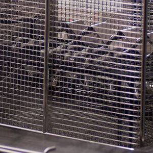 Die Endreinigung der Instrumente erfolgt in einer Mehrbad-Ultraschallanlage mit wasserbasierten Reinigungsmedien in einem validierten Reinigungsprozess.