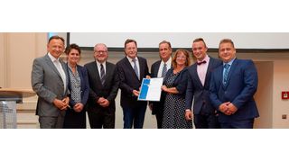 Der 1. Platz des Reha-Preises für vorbildliche Wiedereingliederung wurde an F. W. Feldges aus Viersen verliehen (v.l.): Thomas Köhler (Sprecher der Geschäftsführung der BG RCI) Christina Admiral (Ehefrau des Versicherten), Wolfgang Isenberg (Sachgebietsleiter Teilhabe/Reha-Management, BG RCI, Bezirksdirektion Köln), Dr. Ulf Kürschner, die Preisträger Friedhelm und Maria Feldges, Nico Admiral (Sohn des Versicherten) und Andree Admiral (Versicherter). (BG RCI/Mourad ben Rhouma)