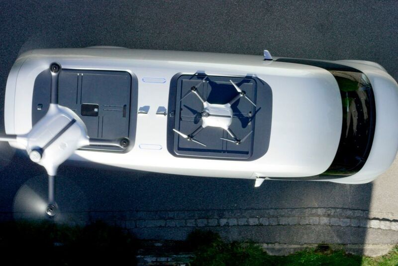 Zwei Drohnen, die auf dem Dach des Autos bereitstehen, übernehmen Frachtaufgaben bis zu einer Entfernung von 10 Kilometern. (Daimler)