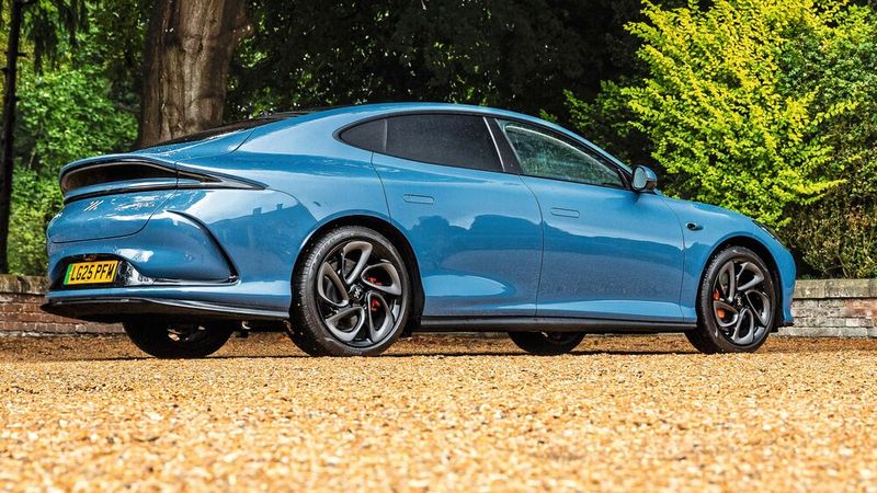 Das SUV-Coupé IM6 wird ausschließlich mit 100-kWh-Akku und 800-Volt-Technik angeboten.  (Bild: MG Motor)