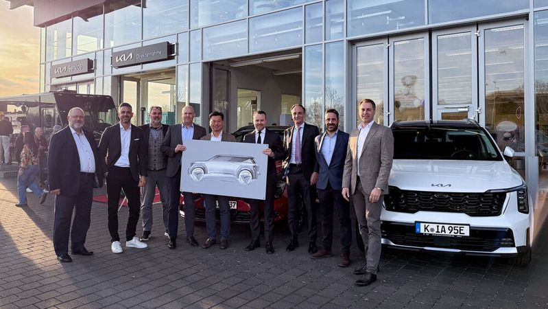 Großer Bahnhof bei Procar in Köln: (v. l.) Uwe Gaumann (District Manager Ownership Experience, Kia Deutschland), Sebastian Lorenz (Manager Retail Network Development, Kia Deutschland), Christof Häßler (General Manager Retail Network Development, Kia Deutschland), Thomas Djuren (Geschäftsführer Kia Deutschland), Jong Kook Lee (Präsident Kia Deutschland), Stefan Schmitt und Nicolas Janssen (beide Geschäftsführer Procar Automobile), Benedikt Bucher (Director Sales, Kia Deutschland) und Michael Damrath (District Manager Sales, Kia Deutschland).(Bild:  Kia)