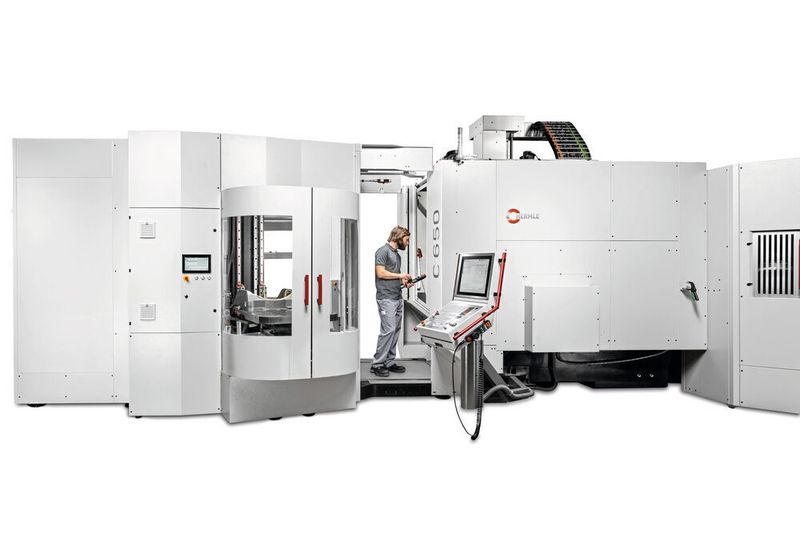 Optimaler Zugng auch für manuelle Tätigkeiten: Handlingsystem HS flex heavy mit zwei Speichermodulen adaptiert an ein 5-Achsen-Bearbeitungszentrum C 650.  (Maikgoering Photography/Hermle)