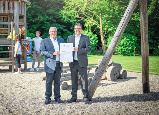 Die Munk Group wurde jetzt ausgezeichnet, weil sie zu den familienfreundlichsten Unternehmen zählt. Von links: Ferdinand Munk, Inhaber sowie Geschäftsführer, und Alexander Werdich, Geschäftsführer, mit dem Zertifikat „Beruf und Familie“. (Bild:  Munk Group)