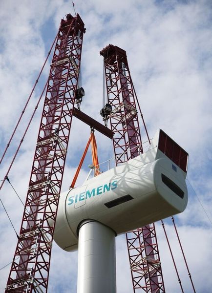 Der erste Prototyp der Weltrekord-Windturbine auf dem Weg durch Dänemark, bei Aufbau und Tests (Siemens)