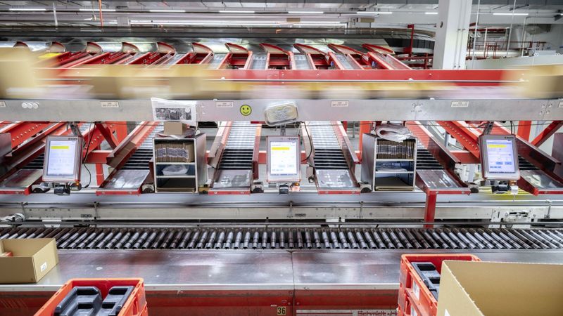 Festo entwickelte für Würth eine KI-Roboterlösung, die vor allem schwere Teile und verschiedene Objekte effizient handhabt und somit zu einer deutlichen Entlastung der Mitarbeitenden und Effizienz im Betrieb führt. (Bild:  Festo SE & Co. KG)