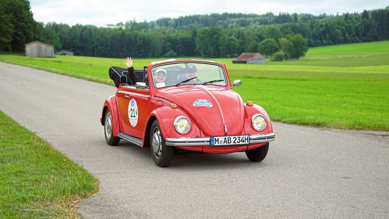 Die Gastgeber: Andrea und Andreas Brachem mit ihrem VW Käfer Cabrio aus dem Jahr 1969. (Bild: Zietz/»kfz-betrieb«)
