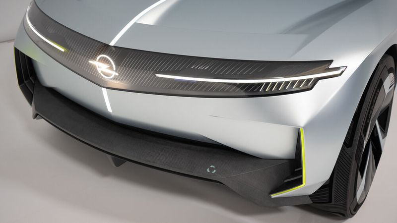 Das neue Blitz-Logo wird von den beleuchteten Linien des sogenannten Kompasses in Szene gesetzt. (Bild: Opel)