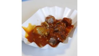 Mit dem „Curry-Max“ alle 7 Minuten automatisch eine fertige Currywurst in der Schale – heiß, geschnitten und mit Soße. (Bild: Siemens)