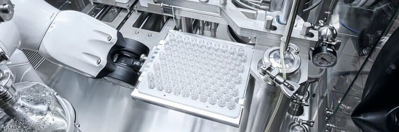 Füllvorgang mit einer Schlauchpumpe.(Bild:  stefankiefer.com/Steriline)