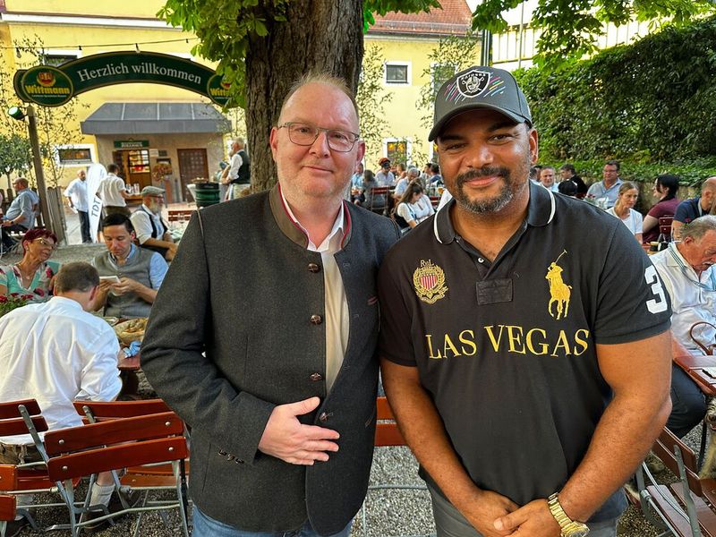 Moin Moin (l.) Clemens Pannek (pilot) und Servus David Holliday (IT-BUSINESS). (Bild: Vogel IT-Medien GmbH)