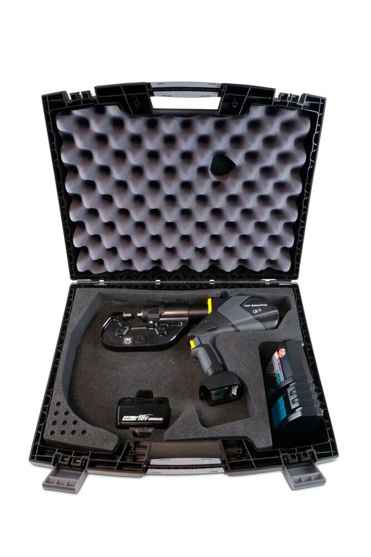 Sicher verstaut ist die TOX-Batterytong hier samt Akku, Ladegerät nebst Clinch-Werkzeugen in diesem handlichen Koffer. Jedes Teil hat seinen festen Platz.(Bild:  TOX Pressotechnik)