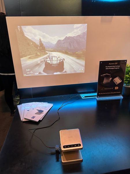 Aurzen stellt auch den ersten Tri-Fold Ultra-Portable Projektor vor und haben den 