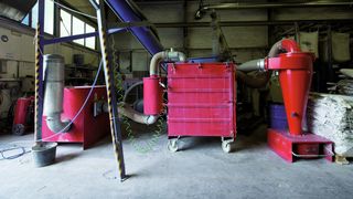 Vom Zyklonabscheider durch Nassabscheider und Reststaubfilter: Diesen Weg nehmen die explosiblen Stäube im Ratinger Werk von Almamet. (Bild: Ruwac)