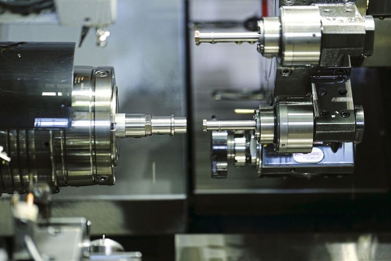 Blick in das Miyano-Drehzentrum. Gut zu sehen: die zwei Reibahlen, gespannt in Pendelfuttern, die für unterschiedliche Durchmesser eingesetzt werden.  (Bild: Matthias Böhm)