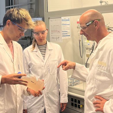 Prof. Dr. Marcus Halik (rechts) im Labor mit Johannes Voß und Linda Rockmann.  (Bild: OMD Group)