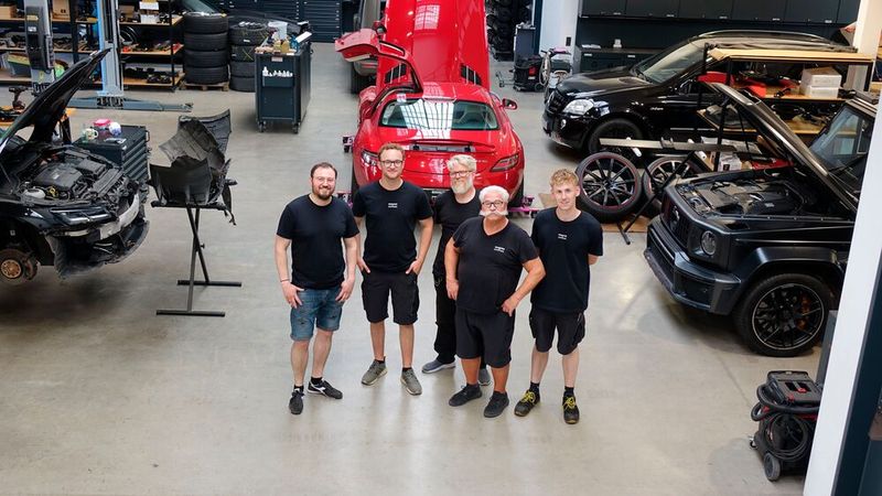 Am liebsten tüftelt das Team um Daniel Wesner (links) an neuen Nachrüstmöglichkeiten, Designverbesserungen und Motor- und Fahrwerktuning für eine leidenschaftliche und zahlungskräftige Kundschaft.  (Bild: Rosenow – VCG)