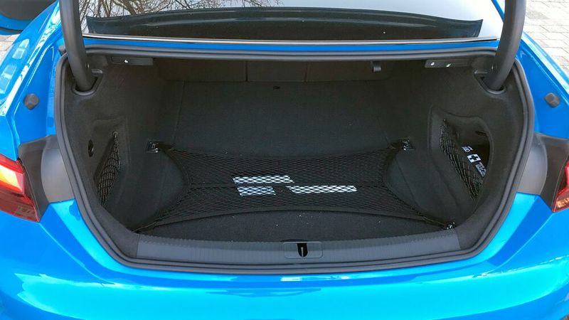 Der große, aber sehr flache Kofferraum reicht locker für einen Urlaub zu zweit. (Bild: Rosenow/»kfz-betrieb«)