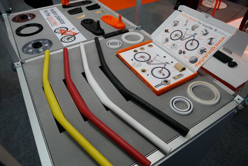 Vor über einem Jahr enthüllte Igus das erste Fahrrad, das fast komplett aus Kunststoff besteht. Seitdem wurde das Igus-Bike kontinuierlich weiterentwickelt. Auf der SPS zeigte der Hersteller, dass mittlerweile jeder sein Kunststoffrad nach eigenen Wünschen zusammenstellen und anpassen kann. Neben dem Lenker sind mittlerweile auch Kurbeln und Planetengetriebe verfügbar. Als nächstes plant das Unternehmen Laufräder und E-Bike-Rahmen aus Kunststoff. (Bild: Sandro Kipar/VCG)