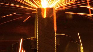 Das Elektronenstrahlschweißen ist oft der letzte Bearbeitungsschritt eines Bauteils, weil es keine Nachbearbeitung der Schweißnaht braucht und sich nichts verformt. Für die Kabel ist dabei die größte Herausforderung das Vakuum, das in der Prozesskammer herrscht. (Bild: SST Steigerwald Strahltechnik)