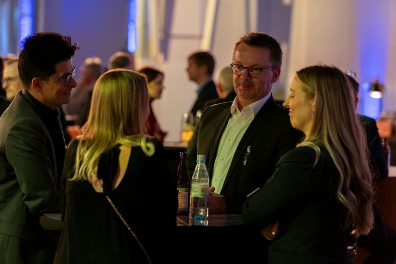 Noch ein letzter Schluck, bevor die Preisverleihung startet. (Bild: Vogel Communications Group / Human)