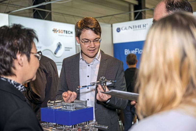 Die Besuchenden der Swiss Plastics Expo können sich auf Inspiration aus der Kunststoffindustrie entlang der gesamten Wertschöpfungskette, auf Fachwissen zu aktuellen Themen wie Künstliche Intelligenz und Nachhaltigkeit sowie auf zahlreiche Networking-Möglichkeiten freuen. (Bild: Christoph Arnet)