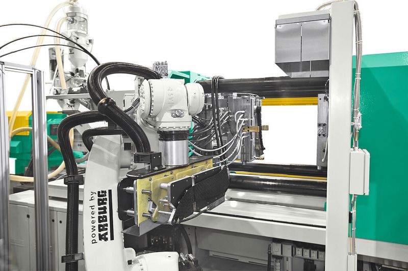 Durch das Aufheizen der beiden kombinierten Organobleche in einer Infrarot-Temperiereinheit sind die Komponenten gut auf das Einlegen, Umformen und Fertigspritzen im Werkzeug vorbereitet. (Bild: Arburg)