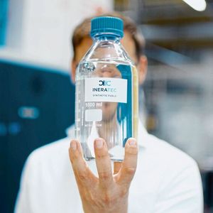 Synthetische Kraftstoffe wie "grünes" Kerosin aus CO2 und grünem Wasserstoff sollen Eckpfeiler für die industrielle Defossilisierung sein.(Bild:  Ineratec)
