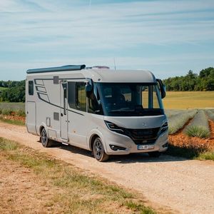 Das Hymer-Integrierten-Flaggschiff ist größer, bietet anspruchsvollere Bad- und Möbelkonzepte und setzt noch kompromissloser auf Luxus.(Bild:  Hymer)