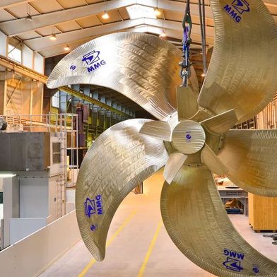 Bei der Herstellung von Schiffsschrauben fallen bis zu zwei Tonnen Schleifabfall pro Schraube an. Ein neues Verfahren verwandelt die Metallspäne in Pulver für die Additive Fertigung. (Bild: Mecklenburger Metallguss)