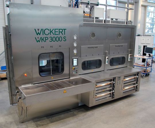 So sieht eine reinraumtaugliche Hydraulikpresse von Wickert Maschinenbau zum Beispiel aus. Damit in diesen sensiblen Berichen nicht schiefgehen kann, besteht das Gehäuse aus rostfreiem Stahl. Ihre Konturen sind außerdem reinigungsfreundlich ausgeführt. Doch das ist noch nicht alles ...(Bild:  Wickert)