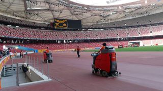 Hakomatic B 750 R im Einsatz auf der Tartanbahn des National Stadium. Das NST, aufgrund seiner besonderen Architektur auch „Birds Nest“ genannt, verfügt über eine Fläche von 25800 m² und bietet Sitzplätze für 91000 Zuschauer (Archiv: Vogel Business Media)