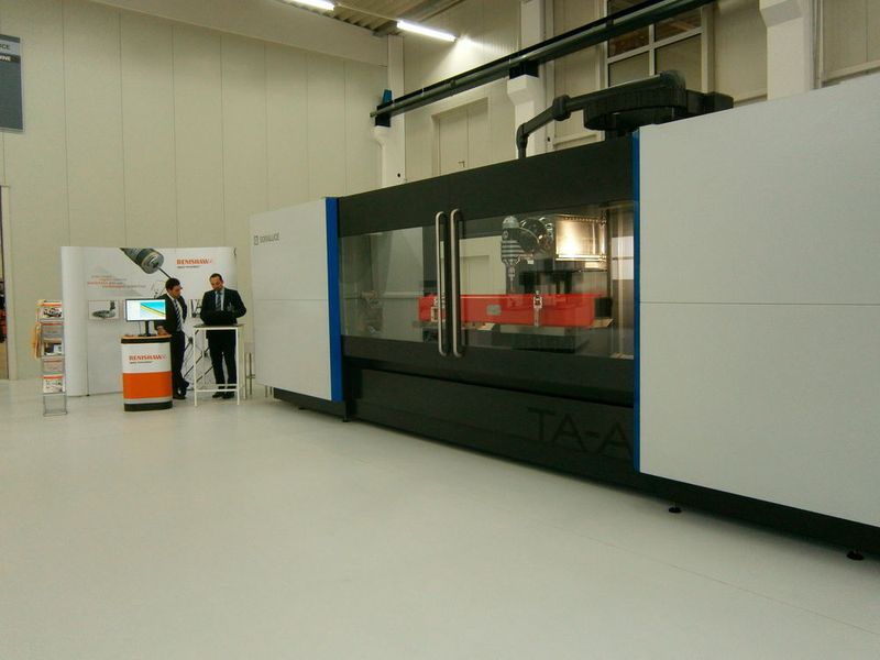 Mit Renishaw-Messtechnik demonstrierte eine TA-A 35, wie das Teilevermessen in einer Werkzeugmaschine funktioniert... (Königsreuther)